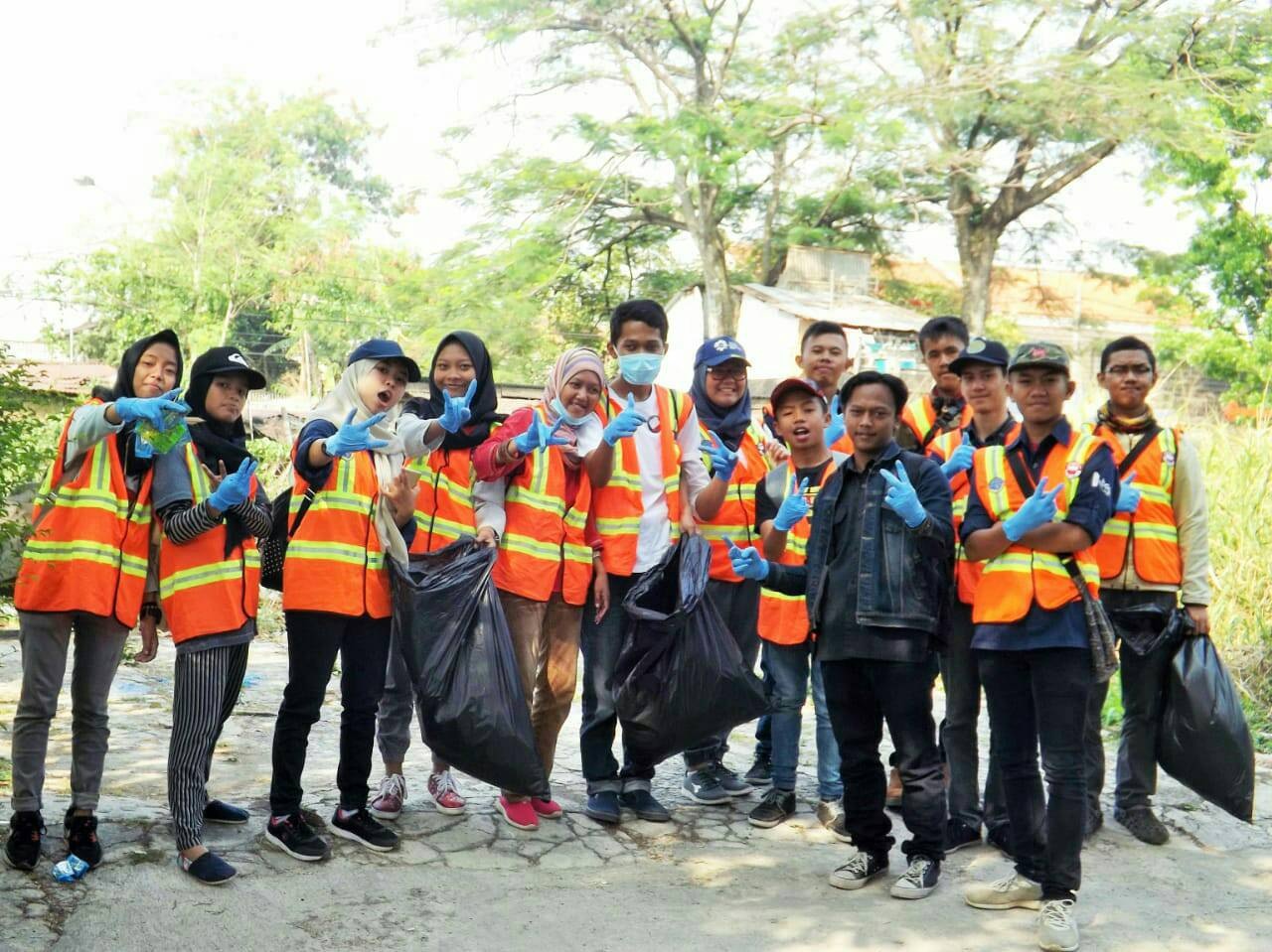Di Balik Rel Kereta: Cerita Relawan dari Komunitas Edan Sepur
